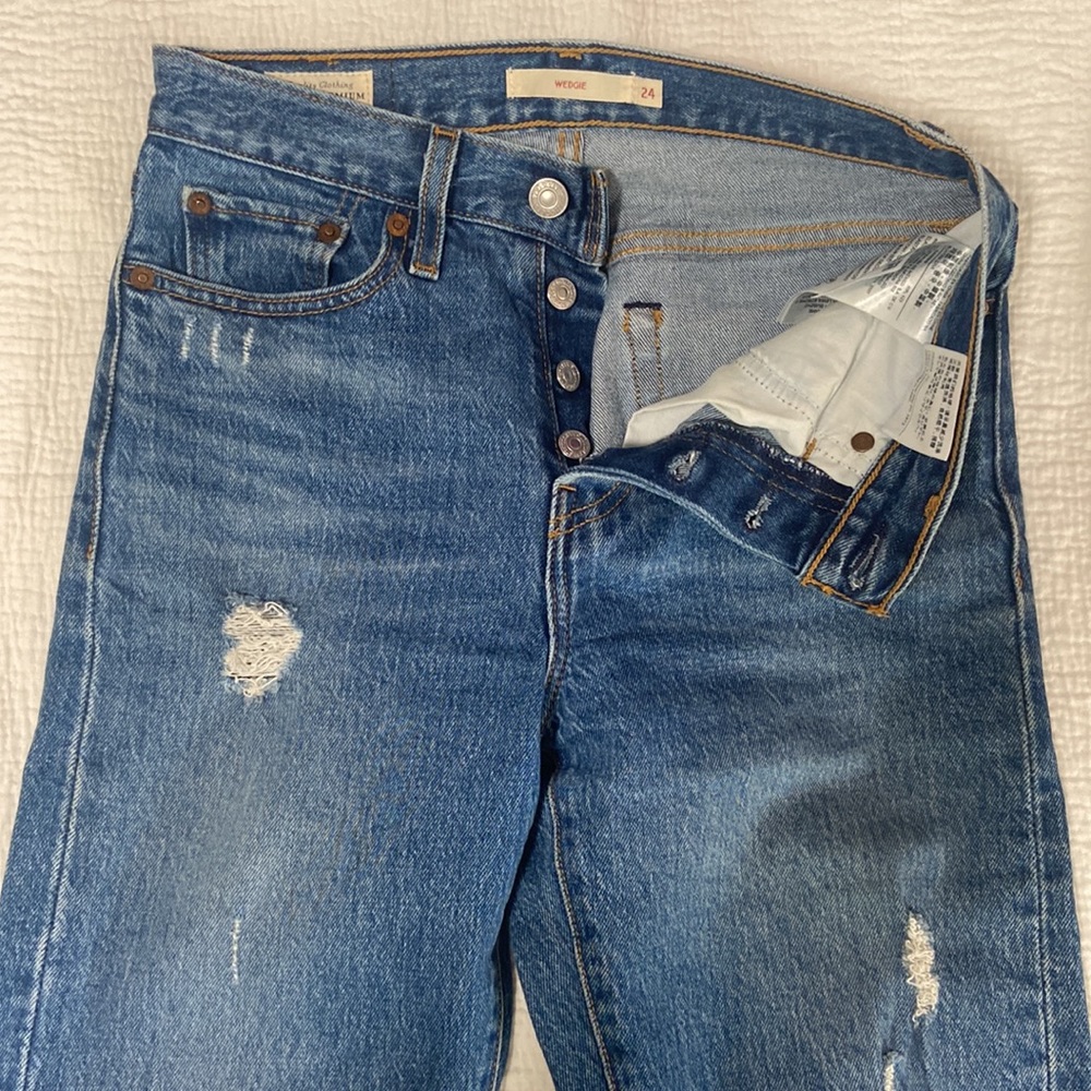 Levi’s wedgie ankle jean size 24